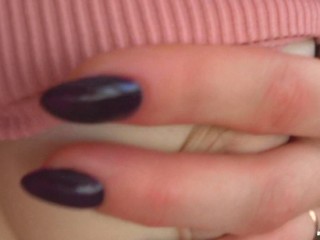 Fiatal nimfo kétszer is elélvez szobatársa farkától