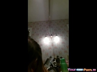 Szurkoló a fürdőszobában