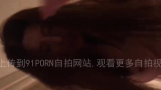 Ázsiai modell, aki szeret lovagolni