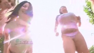 4 nagy csöcsű csaj játszik