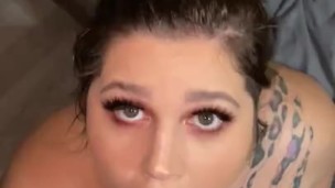 A nagy mellű lány szopása