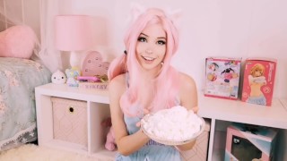 Belle Delphine tejszínhabbal nyalakodik