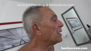 Meglesi, ahogy az apja dugja a lányát