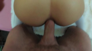 A diáklányt beavatják az análozás rejtelmeibe